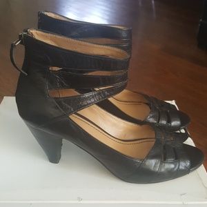 Nine West Blk Leather peep toe, low  heel size 7.5